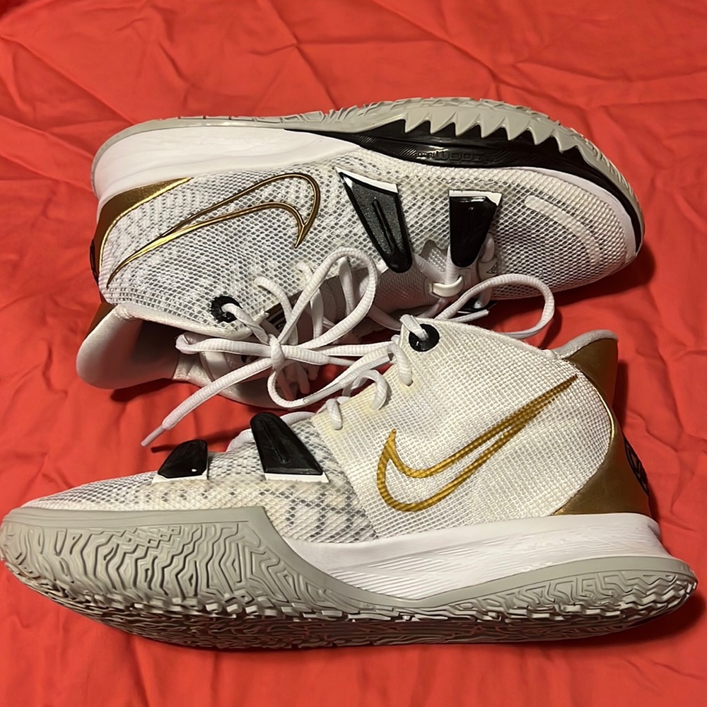 Nike Kyrie 7 Basketball/Volleyball Shoes, Size 8 in Men’s